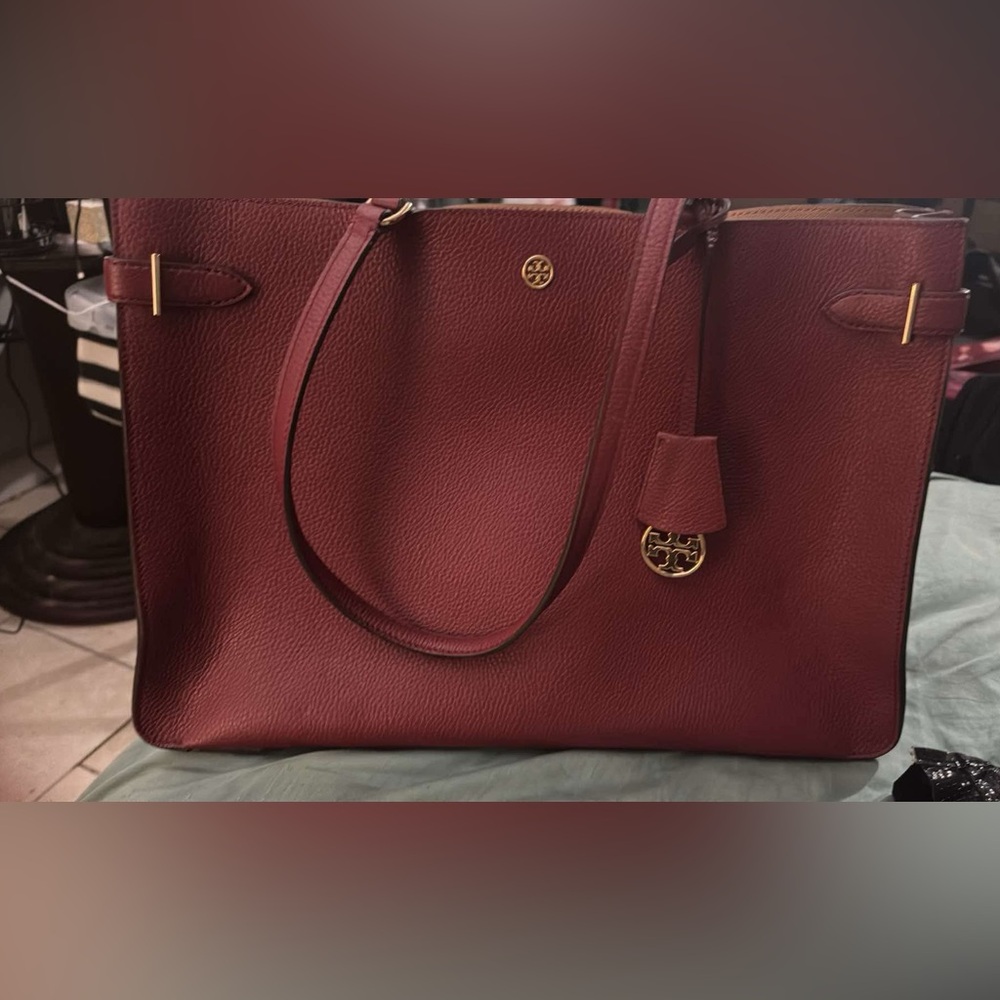 Elegant Red Tote Bag
Tory Burch